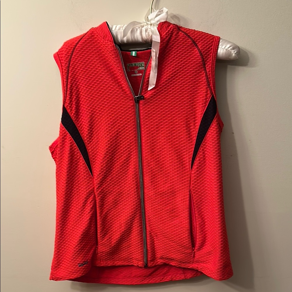 Tail Tech Red Sleeveless Top – Size M – Textured Fabric, 1/4 Zip, Zip Pockets